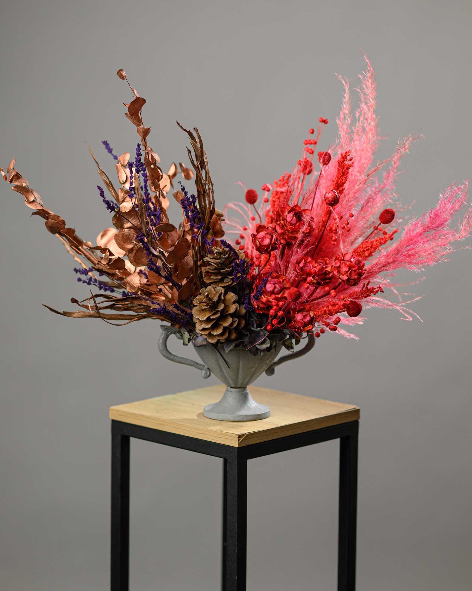 Spreading dried flower composition made for a large table